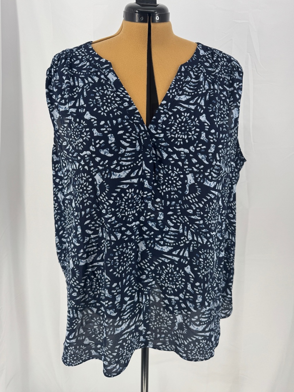 NYDJ Navy Blue and White Sleeveless V-Neck Printed Blouse EUC 0077